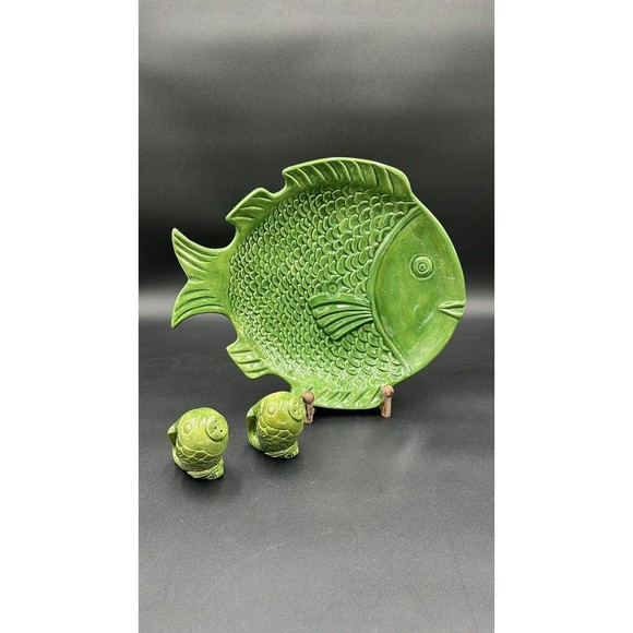Holland Style Mold Pottery Fish Plate/Dish and Salt & Pepper Shakers - Picture 2 of 4
